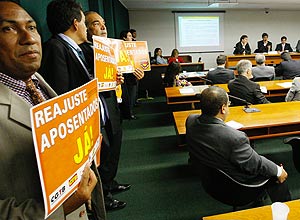 Membros de sindicatos e da CUT protestam durante reunião de deputados DEM para discutir votação do mínimo