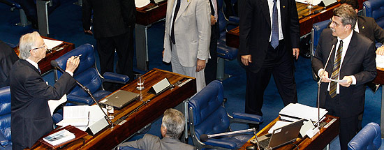 Depois de trocar farpas com Sarney, Itamar também discutiu com Romero Jucá após apresentar voto do mínimo