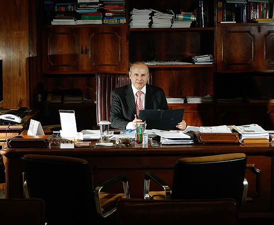 Em seu gabinete em Brasília, Guido Mantega diz movimentos do novo governo não significam virada na economia