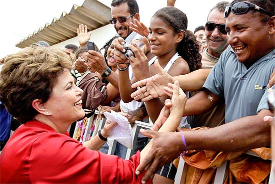Dilma cumprimenta populares na chegada a Irecê; no local, presidente anuncia reajuste no Bolsa Família