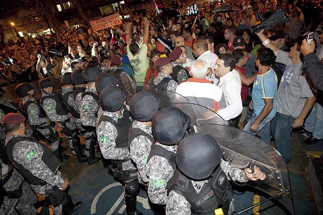Membros da Força Nacional impedem a entrada de manifestantes na Câmara de Vereadores de Teresópolis, no Rio