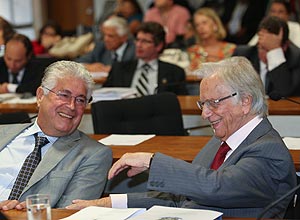 Roberto Requi�o e Itamar Franco durante reuni�o da Comiss�o da Reforma Pol�tica que aprovou cota para mulheres