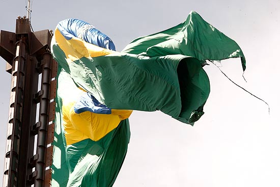 Bandeira brasileira no alto do pavilhão nacional, em Brasília