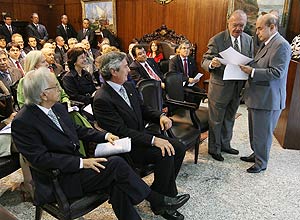 Francisco Dornelles entregou para José Sarney proposta de reforma política