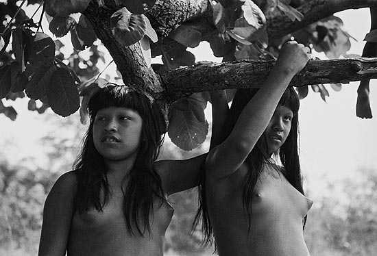 Foto de índias nuas, de Valdir Zwetsch, que está na exposição "Nu Xingu", na Galeria de Arte Unicamp
