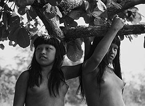 Foto de índias nuas na década de 1970 por Valdir Zwetsch, no parque do Xingu