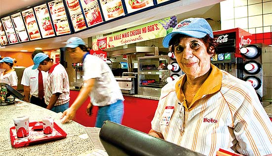 Vanete Ferraz Parente, 70, trabalha em rede de lanchonete fast food, no Rio. Ela quer trabalhar por muitos anos ainda