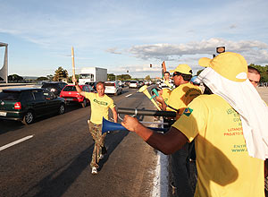 Ex-militares da Aeronáutica fazem protesto em frente ao Palácio do Planalto pedindo reintegração no quadro