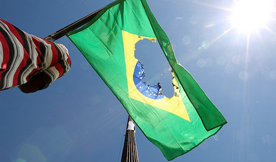 Ex-soldados da Aeronutica protestam em frente ao Palcio do Planalto desde a segunda-feira; trs deles passaram 13 horas no mastro da bandeira do Brasil, que tem cem metros de altura