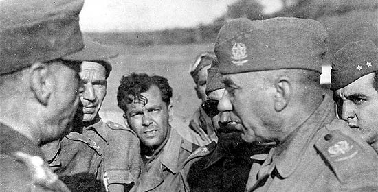 Na Itália, o jornalista Joel Silveira (ao centro) assiste à rendição do general alemão OttoFretter-Pico ao general Falconieri