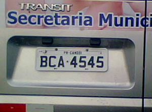 Carro oficial da Prefeitura de Candi possui o nmero 45, mesmo nmero do partido do prefeito, o PSDB
