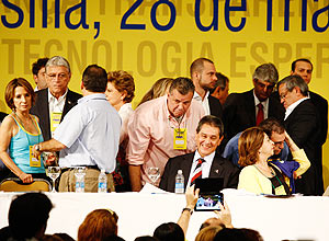 O presidente do PTB, Roberto Jefferson (sentado), participa da convenção do PSDB neste sábado