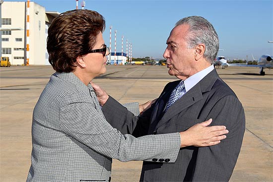 Presidente Dilma despede-se do vice Michel Temer antes de embarcar para Montevidéu, no Uruguai