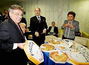 Senadores da oposição comem pizza em protesto contra o cancelamento da convocação do ministro Palocci para depor