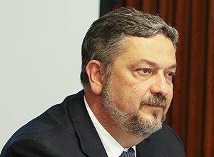 Oposição consegue driblar o governo e aprova requerimento convocando o ministro Antonio Palocci (Casa Civil) para depor