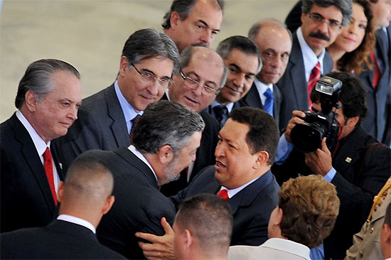 Hugo Ch�vez abra�a e deseja for�a ao ministro Antonio Palocci (Casa Civil)