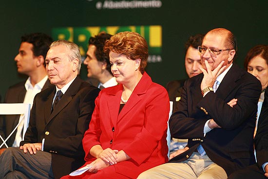A presidente Dilma Roussef durante o lançamento do Plano Safra 2011/2012, em Ribeirão Preto. O evento também teve as presenças do vice-presidente Michel Temer (à esq.) e do governador de São Paulo, Geraldo Alckmin