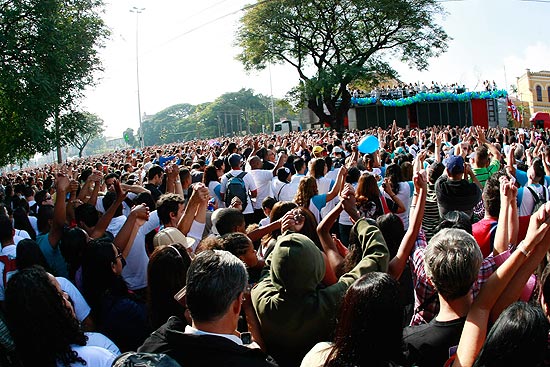 Fiéis participam da Marcha para Jesus em São Paulo
