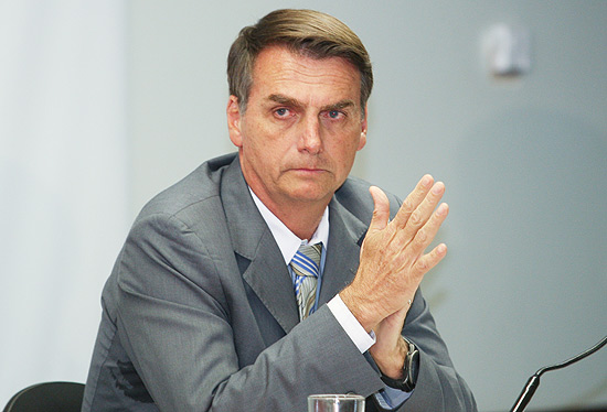 Bolsonaro afirma que a presidente Dilma Rousseff deveria logo "assumir" se o seu negócio é "amor com homossexual"