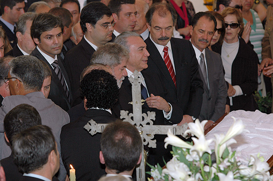 "[Políticos como ex-presidente Lula e vice-presidente Michel Temer foram ao velório do presidente Itamar Franco, morto ontem]":http://fotografia.folha.uol.com.br/galerias/3410-itamar-franco