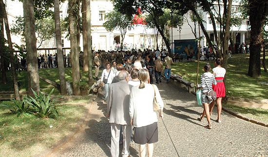"[Pessoas fazem fila para entrar no velório de Itamar Franco; Polícia Militar estimou em 30 mil o público presente]":http://fotografia.folha.uol.com.br/galerias/3410-itamar-franco