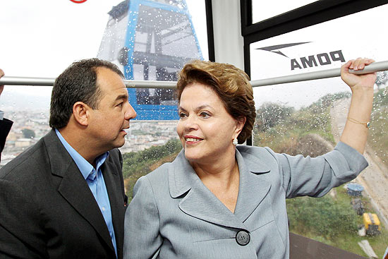 Dilma Rousseff e o governador do Rio, Sérgio Cabral, durante inauguração do teleférico do Morro do Alemão