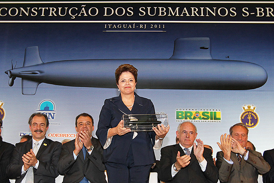 Presidente Dilma Rousseff apresenta maquete de submarino durante cerimnia de incio da construo das embarcaes da Marina em 2011