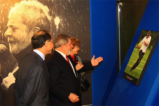 Lula observa foto em que aparece com a camisa do Corinthians ao lado de sua mulher, Marisa Letícia, e do presidente da Fiesp, Paulo Skaf; ex-presidente foi homenageado em jantar na entidade empresarial