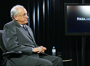 O ministro da Defesa, Nelson Jobim, concede entrevista para a TV Folha e para o UOL