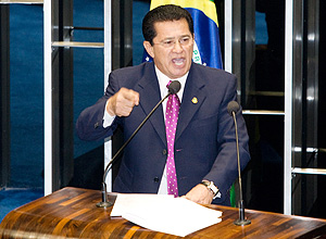 O senador e ex-ministro dos Transportes, Alfredo Nascimento, faz pronunciamento na tribuna do Senado