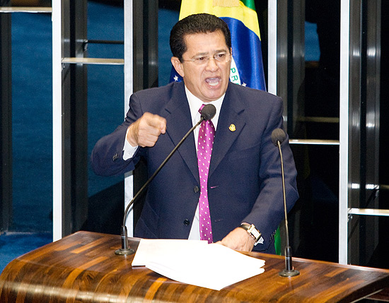 O senador e ex-ministro dos Transportes, Alfredo Nascimento, faz pronunciamento na tribuna do plenário do Senado para explicar denúncias