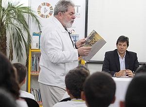 Ex presidente Luiz Inpacio Lula da Silva e Fernando Hadad durante leitura de livros para crianças em São Bernardo