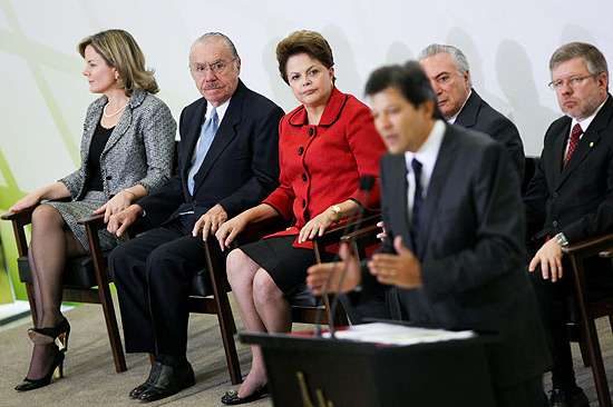 Observado por Dilma, Fernando Haddad discursa durante evento no Palcio do Planalto