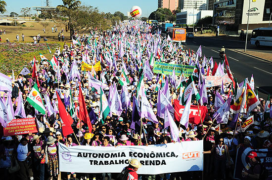Marcha das Margaridas ocupa a Esplanada dos Ministérios para denunciar a violência contra trabalhadoras rurais
