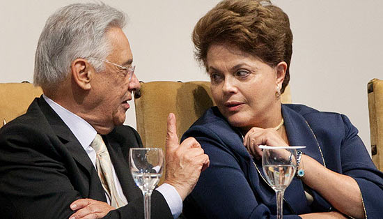Ex-presidente Fernando Henrique Cardoso conversa com a presidente Dilma Rousseff durante evento em São Paulo