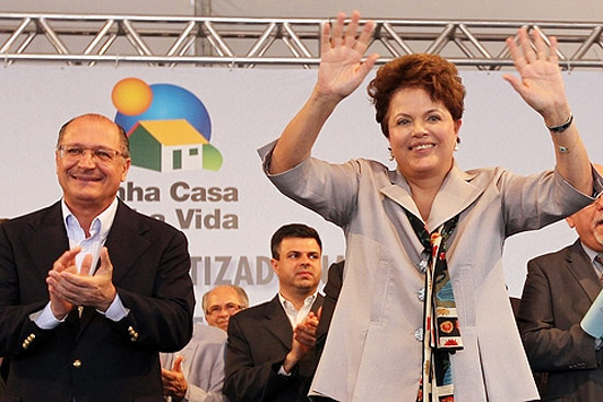 Ao lado de Geraldo Alckmin, Dilma desembarcou em So Jos do Rio Preto para a entrega de 1.993 casas populares
