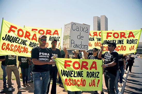 Manifestantes pedem cassação de Jaqueline Roriz, envolvida no escândalo que ficou conhecido como Mensalão do DEM. Ela foi flagrada em 2006 recebendo dinheiro do delator e operador do mensalão do Distrito Federal, Durval Barbosa