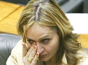 Deputada Jaqueline Roriz (PMN-DF) chora no plenário da Câmara durante a sessão sobre a cassação do seu mandato
