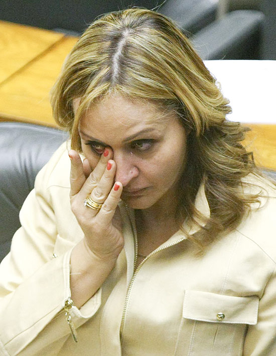A deputada Jaqueline Roriz (PMN-DF) chora no plenrio da Cmara antes de votao que a absolveu
