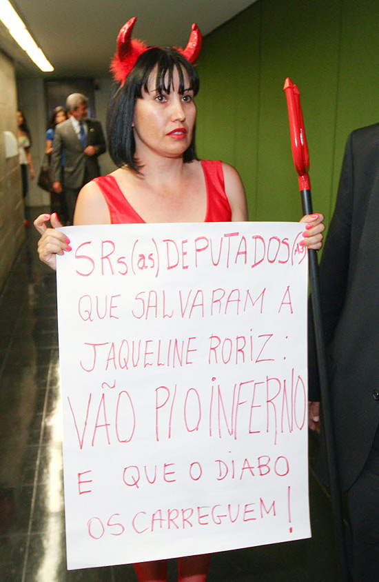 Vestida de diaba, Leiliane Rebouas protestou na Cmara contra a absolvio de Jaqueline Roriz