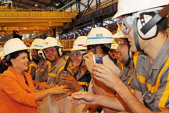 Após entrevistas a rádios locais, Dilma participou da inauguração de um complexo siderúrgico em Jeceaba (MG)