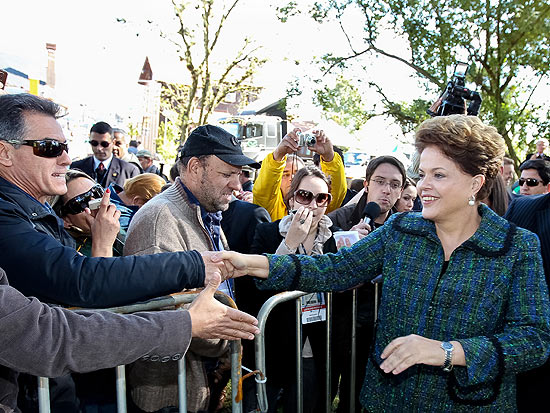 Dilma Rousseff cumprimenta populares durante visita à 34ª Expointer, em Esteio, no Rio Grande do Sul