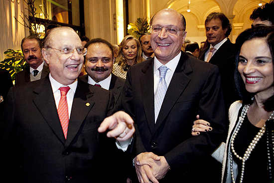 Geraldo Alckmin (centro), com a mulher, Lu, durante a festa de aniversário do deputado federal Paulo Maluf na sala Sao Paulo, no ano passado