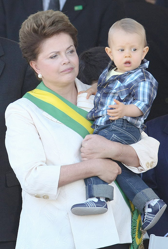 Presidente Dilma Rousseff acompanha o desfile de 7 de setembro com o neto, Gabriel, no colo