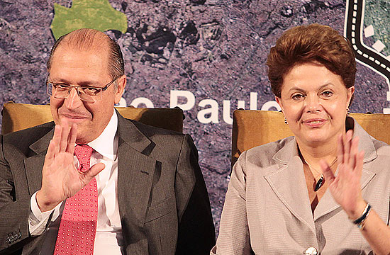 Tucano Geraldo Alckmin e petista Dilma Rousseff trocaram afagos em cerimônia no Palácio do Bandeirantes