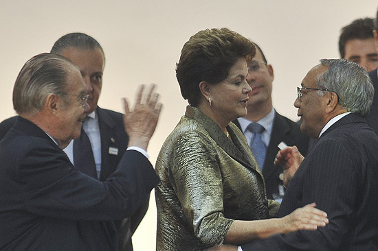Dilma Rousseff cumprimenta o novo ministro do Turismo, Gastão Vieira, durante encontro do PMDB