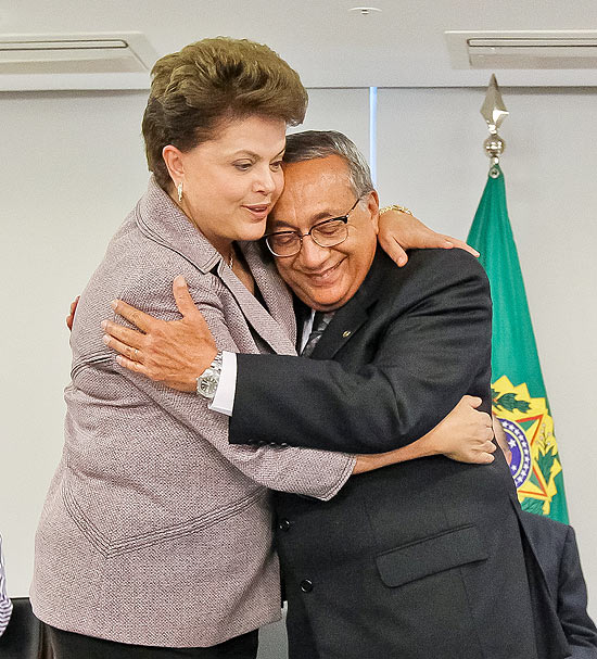 Dilma Rousseff abraça Gastão Vieira na posse do novo ministro do Turismo