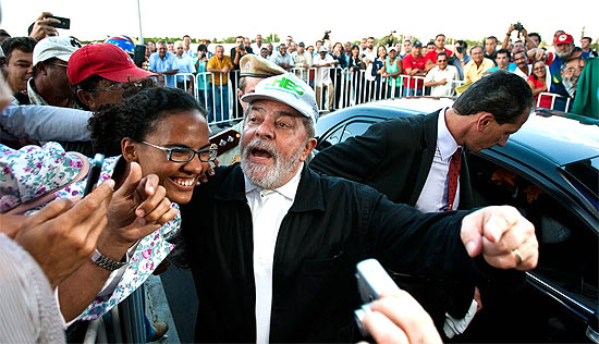 Ex-presidente Lula durante visita ontem a Feira de Santana, na Bahia