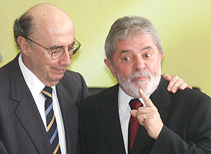 Meirelles cumprimenta o então presidente Lula
