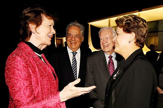 Dilma Rousseff cumprimenta Mary Robinson, Fernando Henrique e Jimmy Carter durante jantar com The Elders, no Palácio da Alvorada